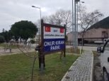 Şehit Jandarma Uzman Çavuş Onur Kıran’ın ismi İlçemiz Çamburnu Parkındaki tabelada ölümsüzleşti.
